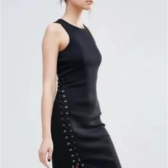 John + Jenn from Bloomingdale’s gorgeous dress laced up on one side. Stunning - Picture 2 of 15